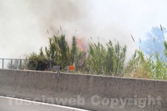 Un inferno di fiamme e fumo sulla superstrada