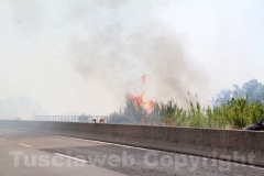 Un inferno di fiamme e fumo sulla superstrada