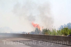 Un inferno di fiamme e fumo sulla superstrada