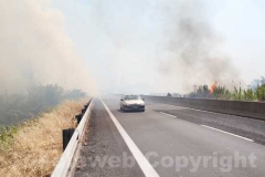 Un inferno di fiamme e fumo sulla superstrada
