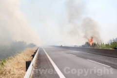 Un inferno di fiamme e fumo sulla superstrada