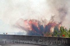 Un inferno di fiamme e fumo sulla superstrada