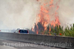 Un inferno di fiamme e fumo sulla superstrada