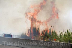 Un inferno di fiamme e fumo sulla superstrada