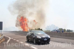 Un inferno di fiamme e fumo sulla superstrada