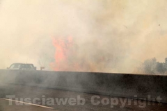 Un inferno di fiamme e fumo sulla superstrada
