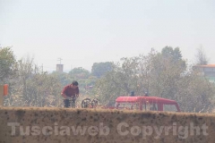 Un inferno di fiamme e fumo sulla superstrada