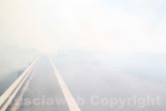 Un inferno di fiamme e fumo sulla superstrada