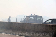 Un inferno di fiamme e fumo sulla superstrada