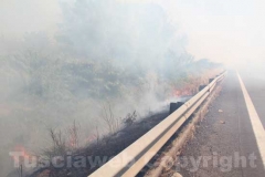 Un inferno di fiamme e fumo sulla superstrada