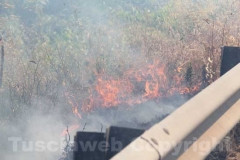 Un inferno di fiamme e fumo sulla superstrada