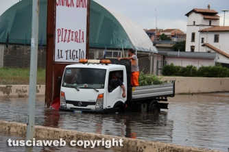 Viterbo allagata - Un lago sulla tangenziale