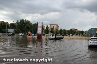 Viterbo allagata - Un lago sulla tangenziale