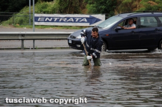 Viterbo allagata - Un lago sulla tangenziale