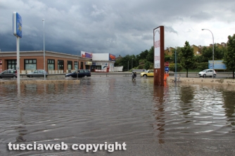 Viterbo allagata - Un lago sulla tangenziale