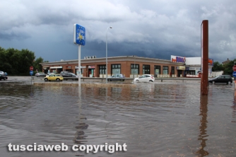 Viterbo allagata - Un lago sulla tangenziale