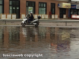 Viterbo allagata - Un lago sulla tangenziale