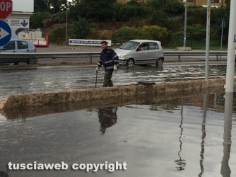 Viterbo allagata - Un lago sulla tangenziale
