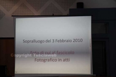 Il maxischermo usato per proiettare le diapositive della scena del crimine