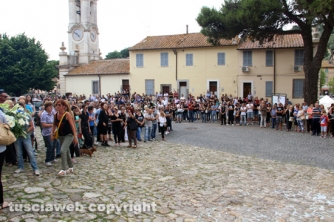 Un paese intero al funerale di Valentino