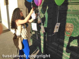 Viterbo - Un palloncino per ogni negozio chiuso