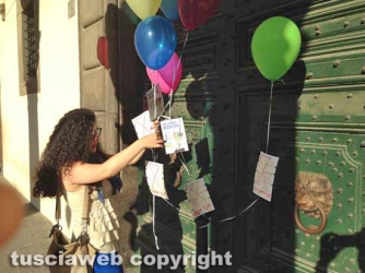 Viterbo - Un palloncino per ogni negozio chiuso