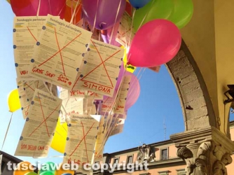 Viterbo - Un palloncino per ogni negozio chiuso