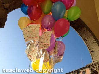 Viterbo - Un palloncino per ogni negozio chiuso