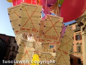 Viterbo - Un palloncino per ogni negozio chiuso