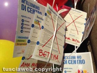 Viterbo - Un palloncino per ogni negozio chiuso