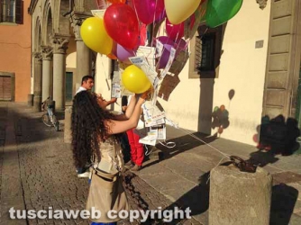 Viterbo - Un palloncino per ogni negozio chiuso