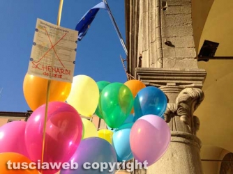 Viterbo - Un palloncino per ogni negozio chiuso