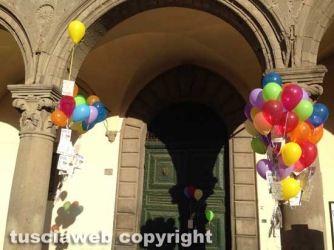 Viterbo - Un palloncino per ogni negozio chiuso