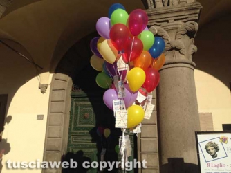 Viterbo - Un palloncino per ogni negozio chiuso