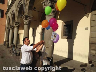Viterbo - Un palloncino per ogni negozio chiuso