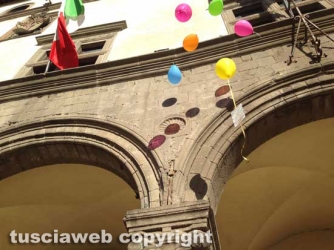 Viterbo - Un palloncino per ogni negozio chiuso