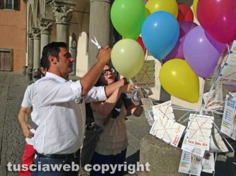 Viterbo - Un palloncino per ogni negozio chiuso