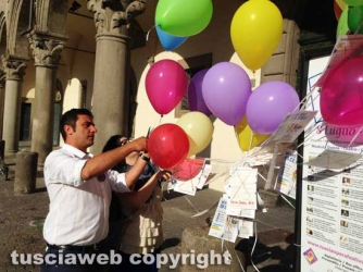 Viterbo - Un palloncino per ogni negozio chiuso