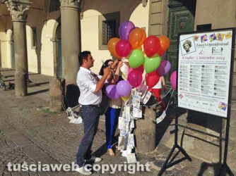 Viterbo - Un palloncino per ogni negozio chiuso
