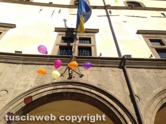 Viterbo - Un palloncino per ogni negozio chiuso