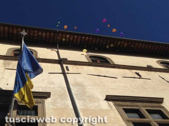 Viterbo - Un palloncino per ogni negozio chiuso