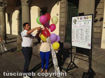 Viterbo - Un palloncino per ogni negozio chiuso