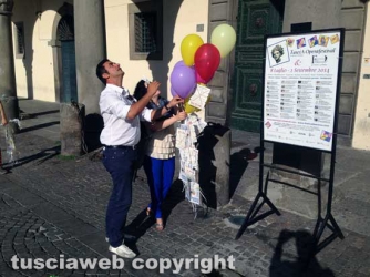 Viterbo - Un palloncino per ogni negozio chiuso