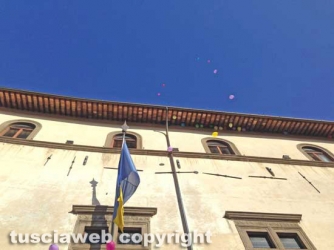 Viterbo - Un palloncino per ogni negozio chiuso