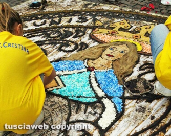 Processione Corpus Domini - Un tappeto di fiori ricopre Bolsena