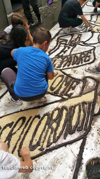 Processione Corpus Domini - Un tappeto di fiori ricopre Bolsena