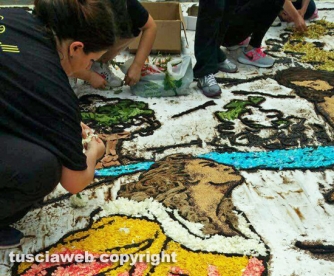 Processione Corpus Domini - Un tappeto di fiori ricopre Bolsena