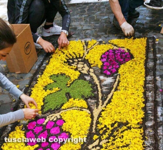 Processione Corpus Domini - Un tappeto di fiori ricopre Bolsena
