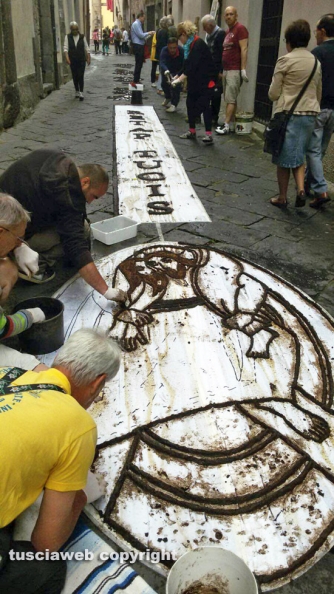 Processione Corpus Domini - Un tappeto di fiori ricopre Bolsena