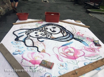 Processione Corpus Domini - Un tappeto di fiori ricopre Bolsena